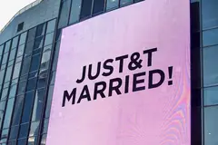 Надпис „Just T&T Married!“ на екрана пред „Медисън Скуеър Гардън“ в Ню Йорк