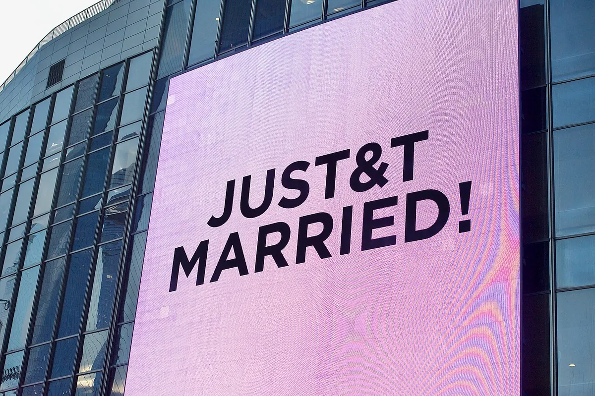 Надпис „Just T&T Married!“ на екрана пред „Медисън Скуеър Гардън“ в Ню Йорк